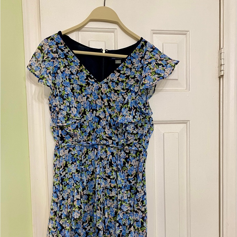 Navy floral knee length ruffled dress. Size 6. Tommy Hilfiger. New with tag.